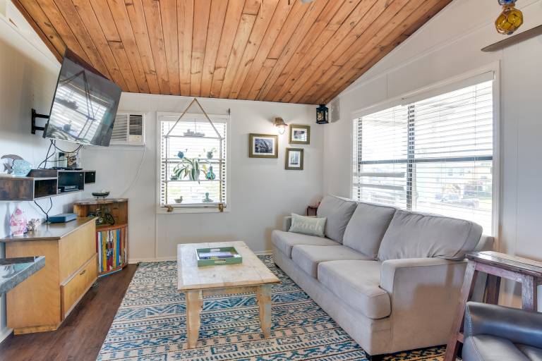 < 1 Mi to Sea Isle Beach, Nautical Home w/ Hot Tub in Galveston, TX