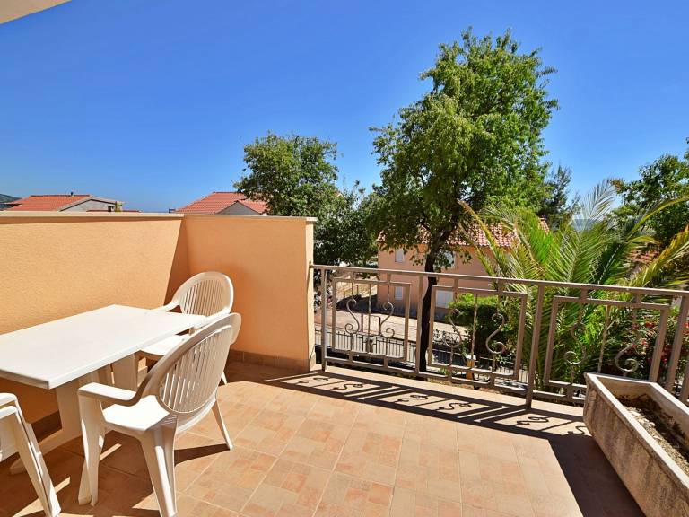 Lovely rental apartment with garden, patio & pool | Pet-friendly — photo 3
