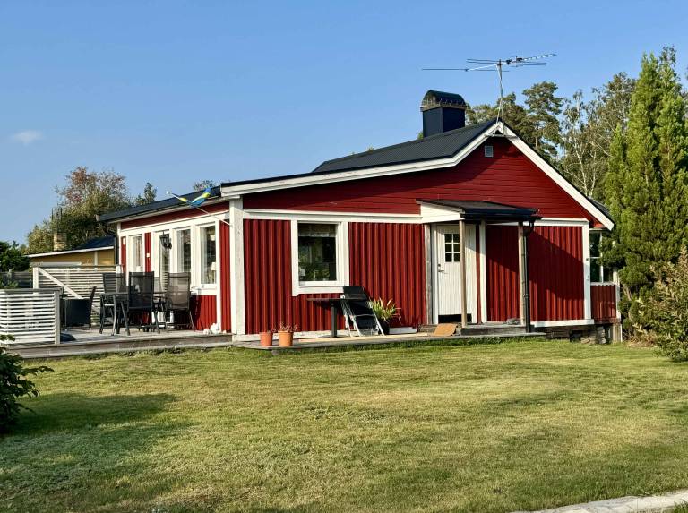 House with garden, BBQ & terrace | Water view in Mariestad