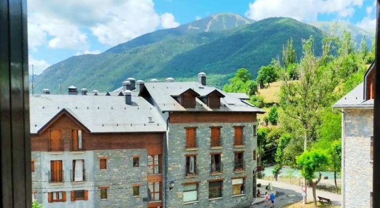 Holiday apartment with 2 rooms for 4 persons in Huesca