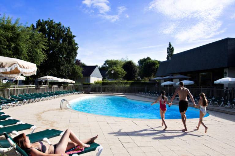 Holiday apartment with terrace, pool & yard — photo 3
