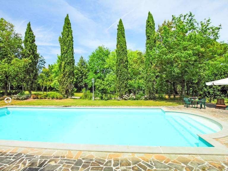 Holiday apartment with pool, yard & patio — photo 3