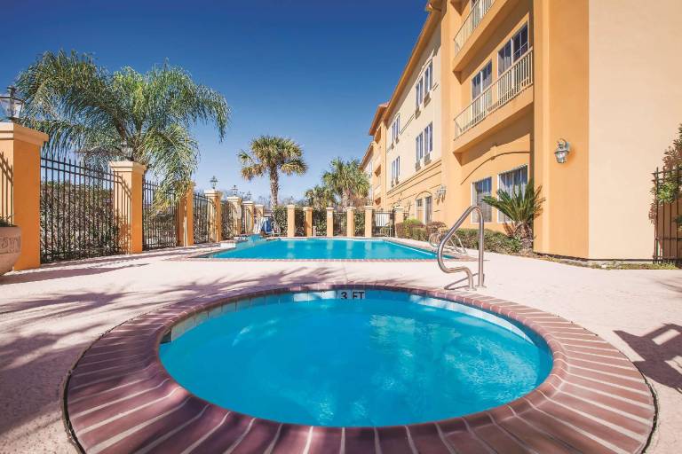 La Quinta Inn & Suites by Wyndham Beaumont West — photo 2