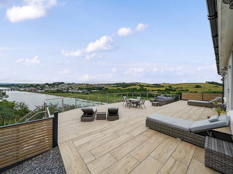 Cottage with BBQ, yard & hot tub | Beach view — photo 3