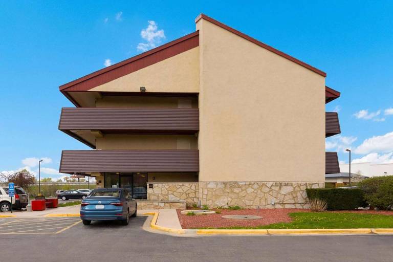 Super 8 by Wyndham Deerfield/Northbrook — photo 5