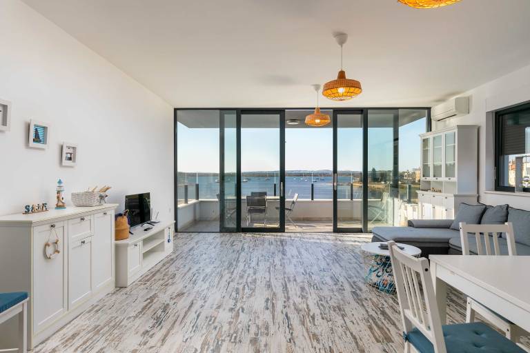 Family-friendly apartment with pool | Water view | Perfect for remote work | Pets are welcome — photo 3