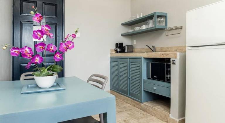 Wonderful serviced apartment with patio & pool | Beach nearby | Pets are welcome — photo 4