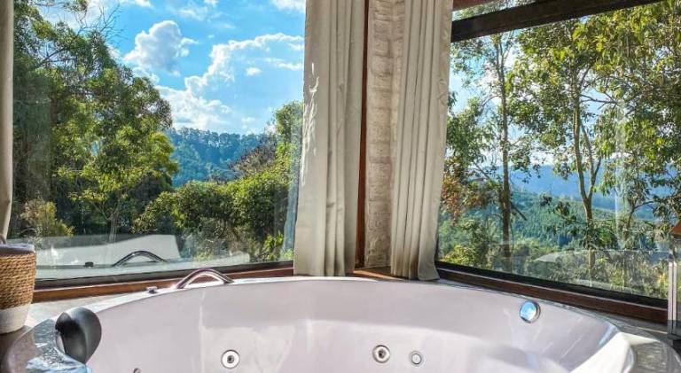 Lodge with yard & hot tub in Camanducaia