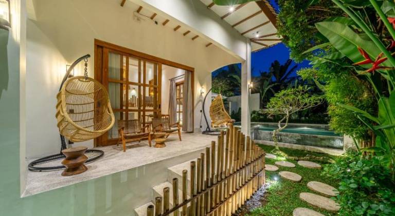 Villa with pool — photo 5