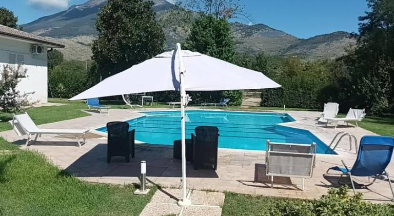 Apartment with pool — photo 4