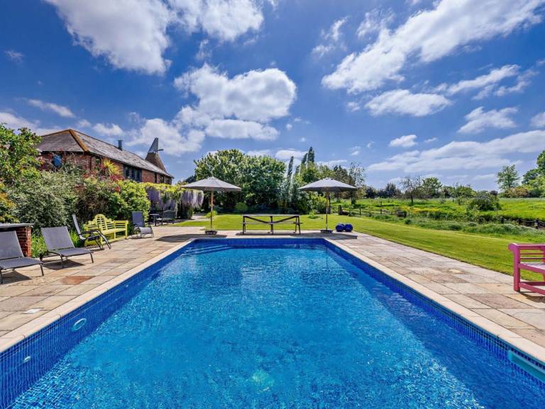 Cottage with hot tub, yard & pool — photo 5