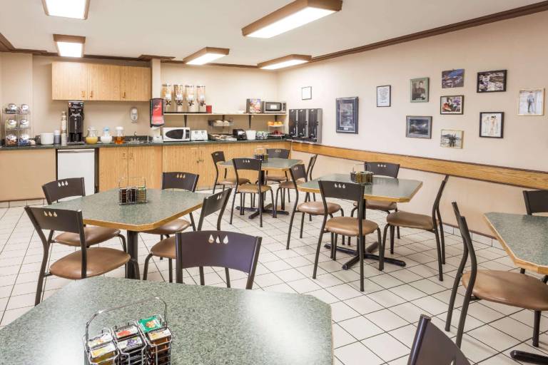 Super 8 By Wyndham Moose Jaw Sk — photo 2