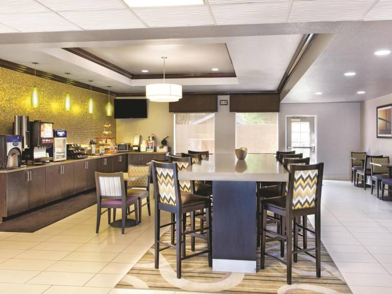La Quinta Inn & Suites by Wyndham Tampa Bay Area-Tampa South — photo 3