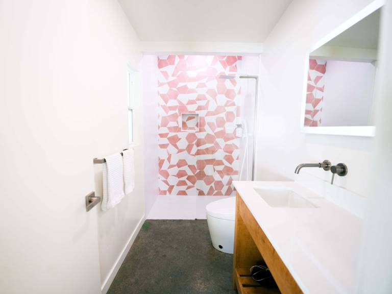 Deluxe Room 1 King Bed Kitchen Garden View — photo 4