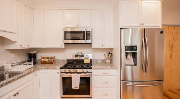 Stylish 2BR w Full Kitchen, Laundry & Cen Air — photo 4