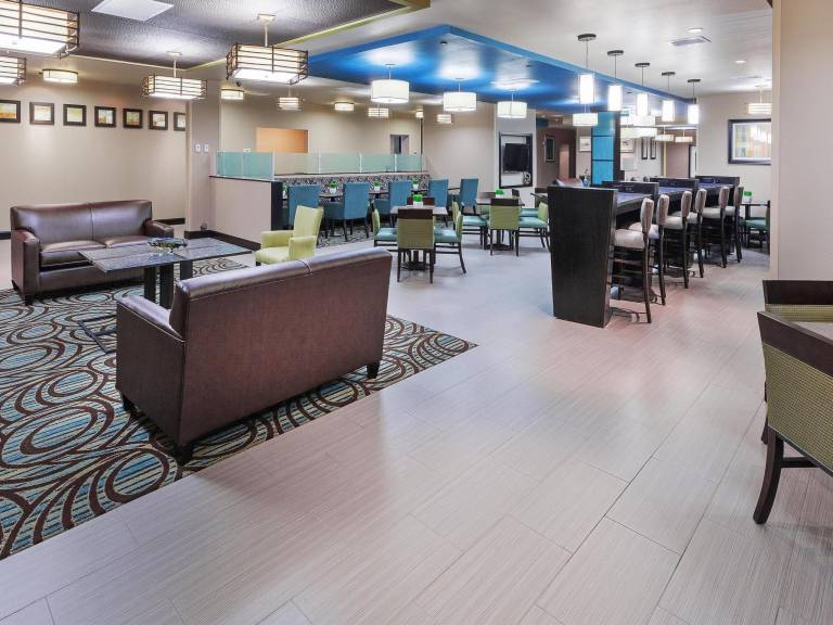 La Quinta Inn & Suites by Wyndham Durant — photo 3