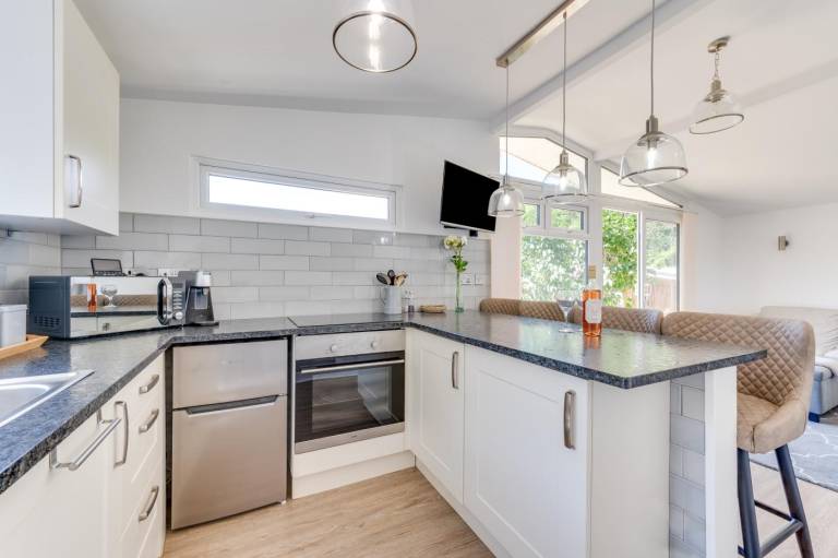 Child-friendly lodge with yard | Close to the beach | Dogs allowed in Swansea