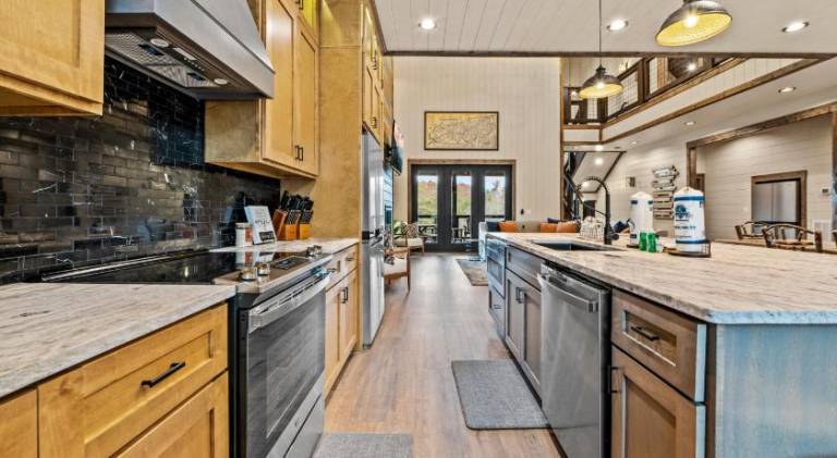 House with pool & hot tub | Pets allowed — photo 4