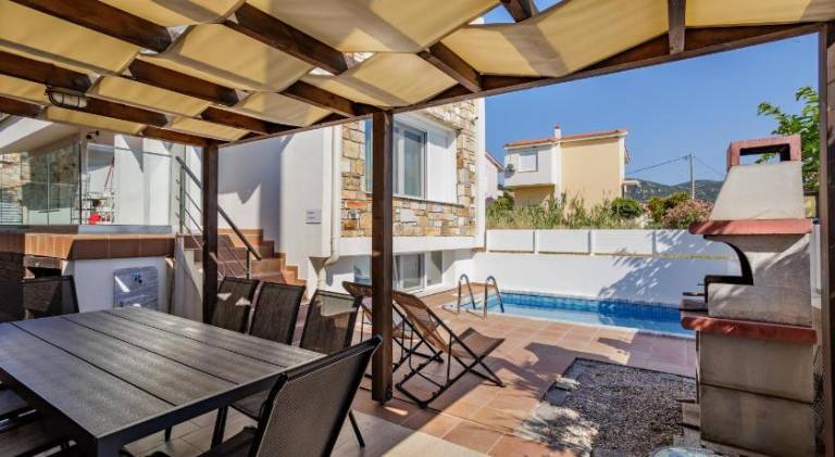 Fully equipped house with terrace, garden & barbecue | Close to the beach | Pet-friendly in Kavala