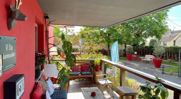 Serviced apartment with barbeque, yard & terrace — photo 5