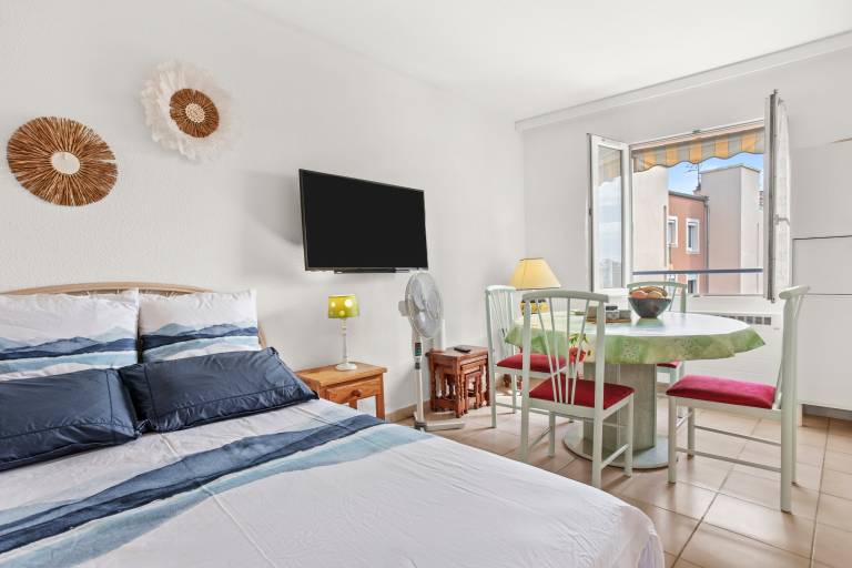 Studio Apartment 'À Deux Pas De La Mer' with Sea View and Air Conditioning — photo 4