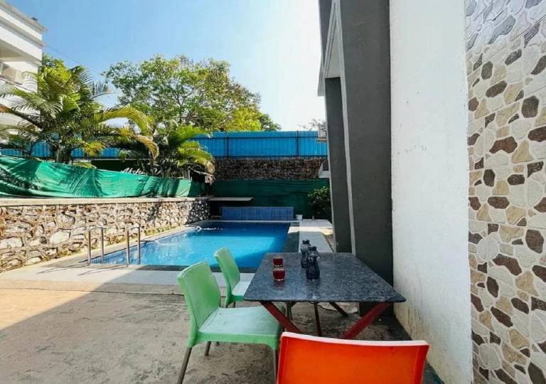 Villa with terrace & pool | Pets allowed — photo 2