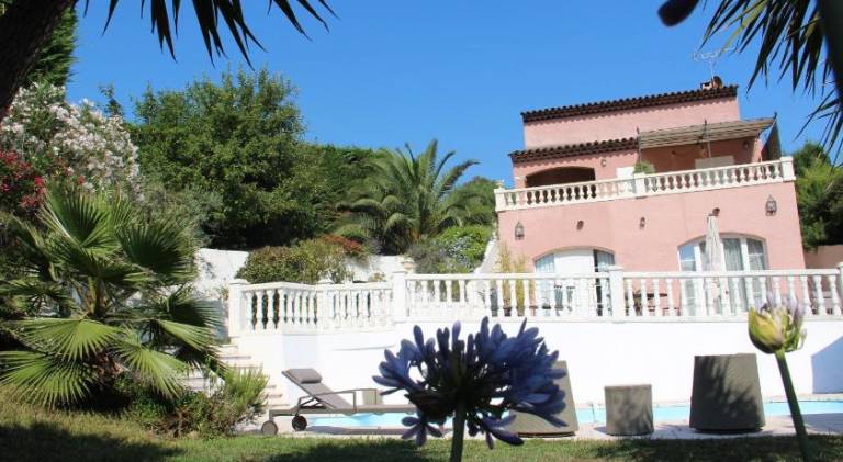 Holiday apartment with pool, garden & patio | Good for workation | Pet-friendly in Valbonne