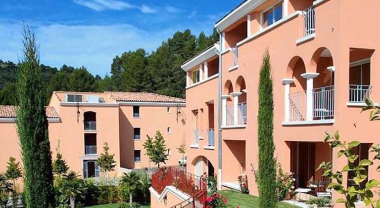 Two rooms appartment in residence with pool in Gréoux-les-Bains