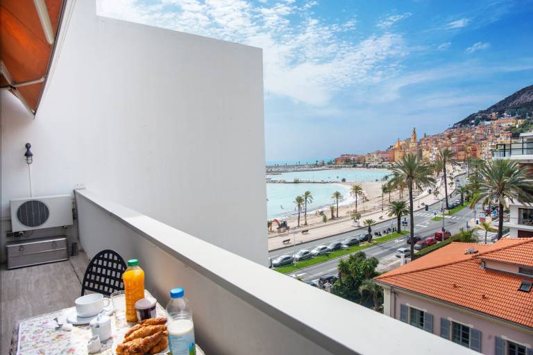 Holiday apartment with terrace & pool in Menton