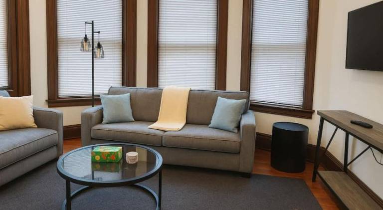 House with 1 room for 2 persons in Cleveland, OH