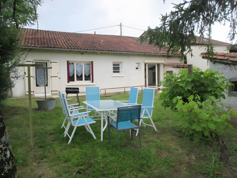 Family-oriented vacation home with yard & grill | Garden view | Pets allowed — photo 2