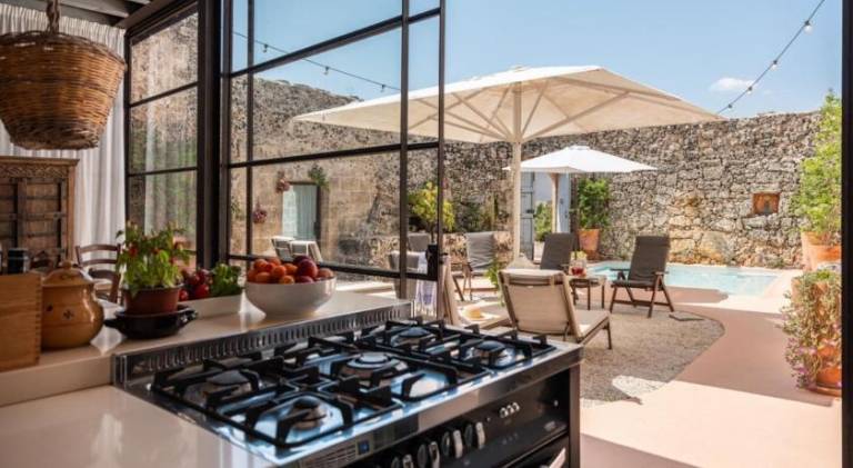 Beautiful villa with pool & hot tub | Pet-friendly — photo 4