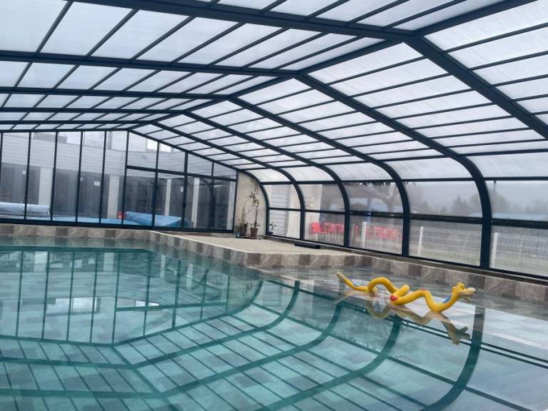 Family-friendly chalet with heated pool & patio | Pets allowed in Verdun