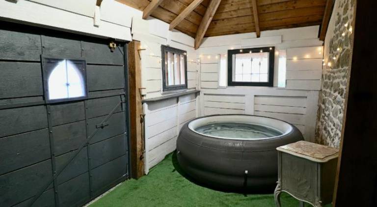 Rental apartment with hot tub — photo 4