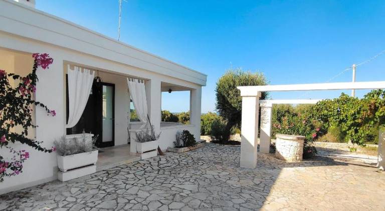 Fully equipped villa with patio, yard & private pool | Pet-friendly — photo 4