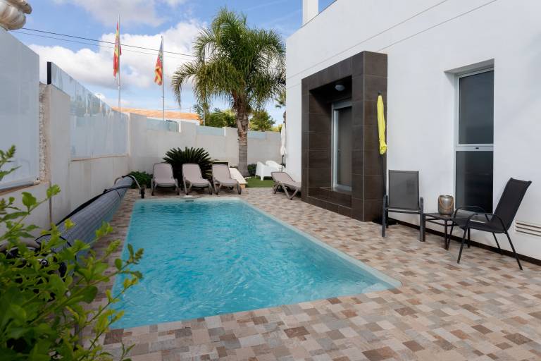 Beautiful Modern Villa with Private Pool, Near Beaches and Golf Courses in Almeria