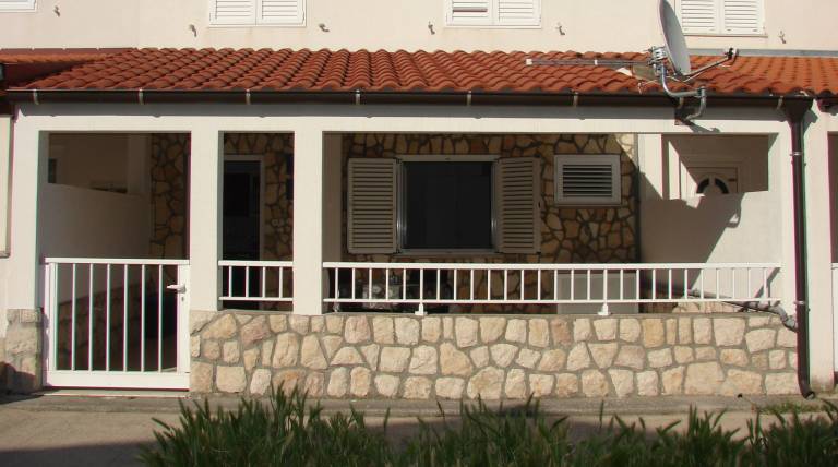 Bruna apartment with terrace 60m from the beach in Rab