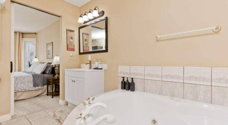Il Veneto Sleeps 8 Cozy Classic Taste of Italy w IR Sauna 3BR2BAC-Air — photo 3