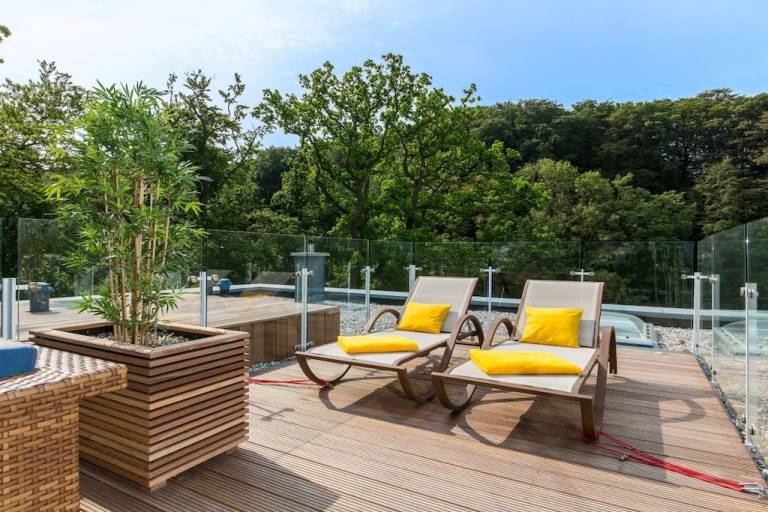 House with sauna, jacuzzi & yard — photo 3