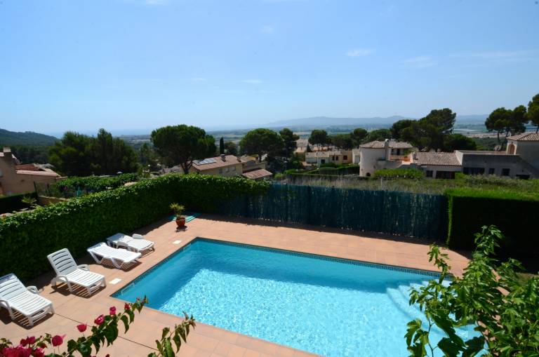 Villa with patio, barbecue & garden | Pet-friendly — photo 4