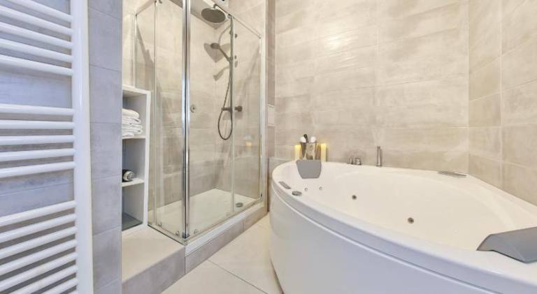 Apartment with hot tub — photo 4