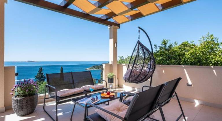 Apartment with yard, terrace & hot tub in Zupa dubrovacka