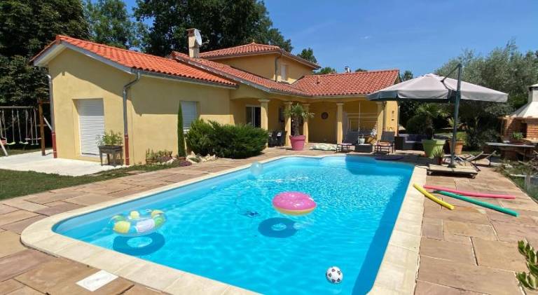 Chambres dans villa avec piscine in Villefranche-sur-Saône