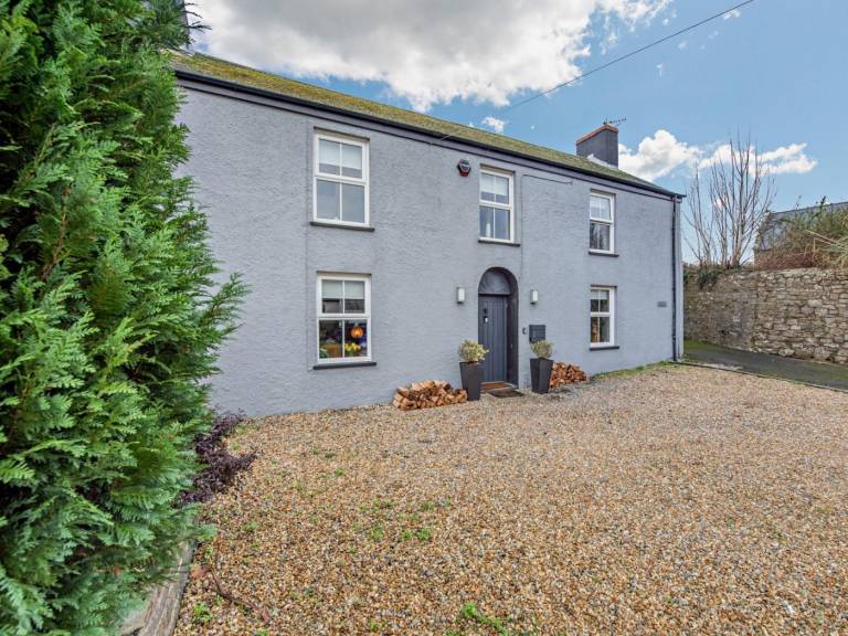 Cottage with yard in Tenby