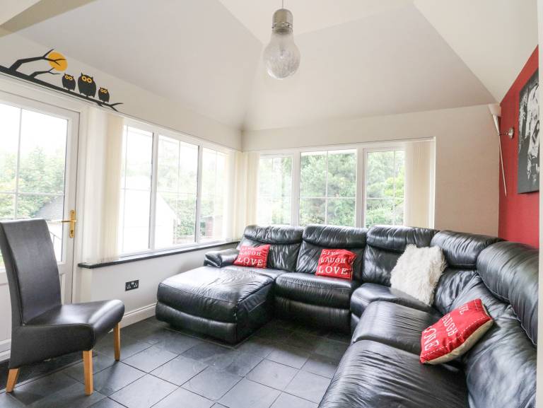 Child-friendly cottage with jacuzzi & garden | Next to Falls of Dochart | Pets are welcome — photo 3