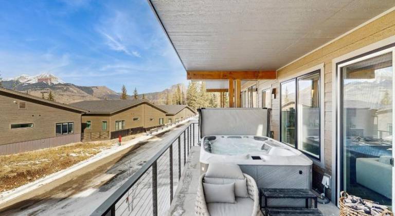 Lovely vacation home with jacuzzi & pool | Ski nearby | Pets are welcome — photo 3