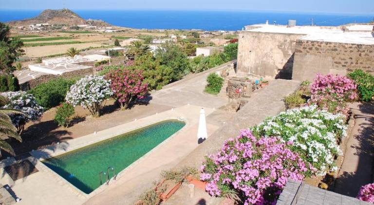 Vacation home with terrace, yard & private pool | Pets are welcome — photo 5