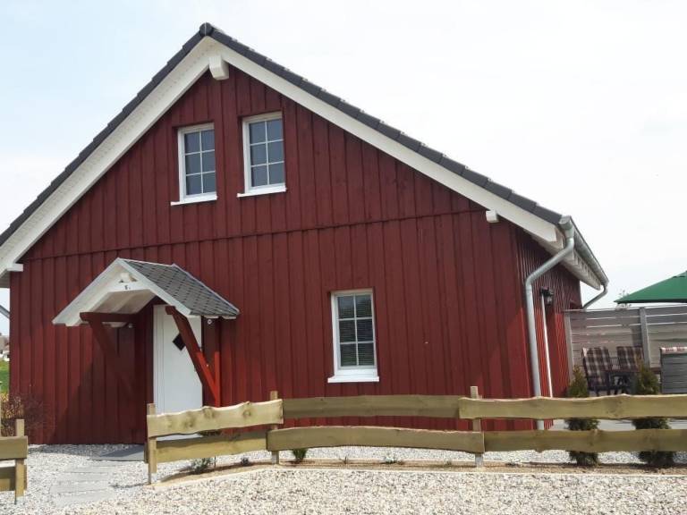 Gem&uuml;tliches Schwedenh&auml;uschen mit Terrasse