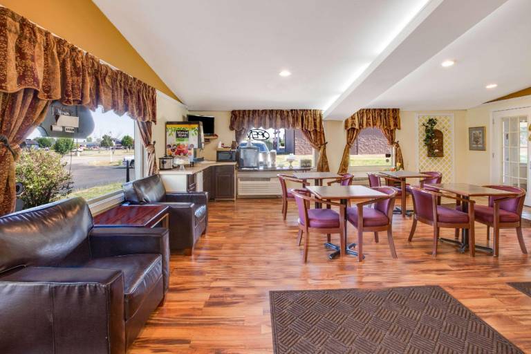 Rodeway Inn & Suites Saginaw I-675 — photo 2