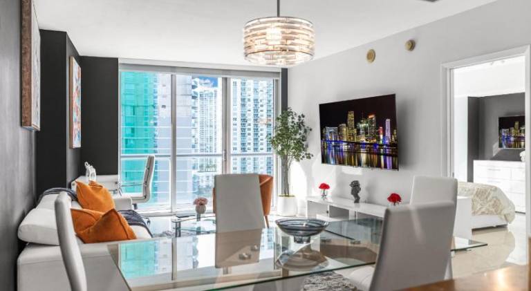 Rental apartment with pool & jacuzzi | Close to Bayfront Park in Miami, FL